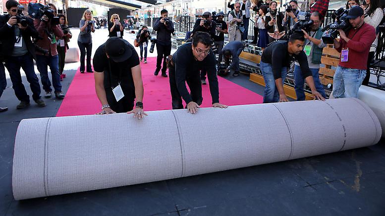 Στρώνουν το κόκκινο χαλί για τα Οσκαρ στο Dolby Theater