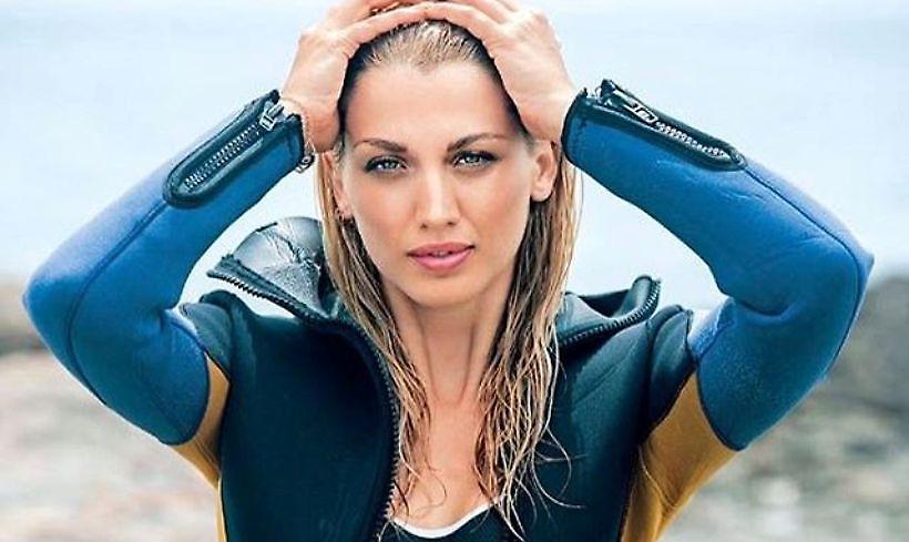 Έπιασαν οι ζέστες την Κωνσταντίνα Σπυροπούλου!