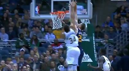 Τρομερό κάρφωμα Χέιγουορντ πάνω σε άμυνα του Γιάννη (video)