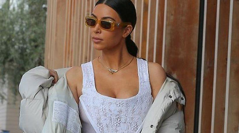 Το δαντελωτό μπουστάκι πρόδωσε την Kim Kardashian