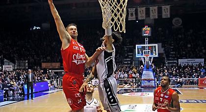 Τις έκανε… 1.500 η Αρμάνι!