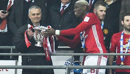 Ο Μουρίνιο «έπιασε» Φέργκιουσον και Κλαφ στις κατακτήσεις Λιγκ Καπ