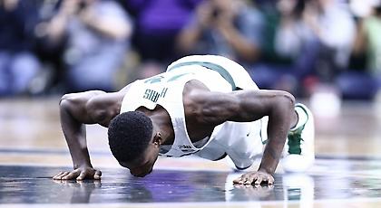 Ρίγη συγκίνησης: Παίκτης μπαίνει κουτσαίνοντας στο γήπεδο και φιλά το παρκέ στο «αντίο» του