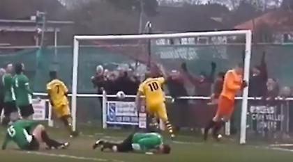 Τερματοφύλακας τρώει γκολ και χτυπάει το κεφάλι του στο δοκάρι (video)
