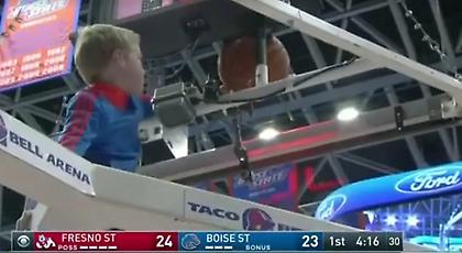 Κάντε στην άκρη ψηλοί! Ο μικρός είναι ο MVP (video)