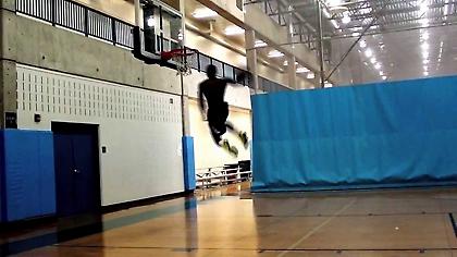 Τρομερό κάρφωμα από τύπο 1,78μ. (video)