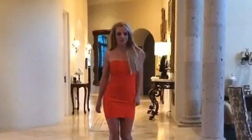 Η Britney Spears κάνει πασαρέλα... στο σπίτι της - Δείτε τις σέξι επιλογές της