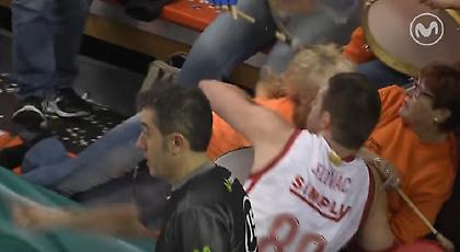 Έκανε τάπα και βρέθηκε να «γκρεμίζει» γυναίκα στην κερκίδα (video)