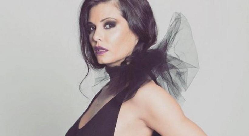 Η αισθησιακή φωτογραφία της Μαρίας Κορινθίου με μαύρο κορμάκι