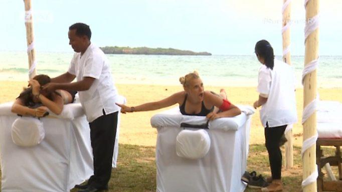 Survivor: Χαμός με Βαλαβάνη – Νάργες! Σήκωσαν τις μπλούζες κι έμειναν topless!