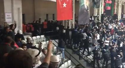 Επεισόδια και προσωρινή διακοπή στο Μπεσίκτας-Καρσίγιακα (video)