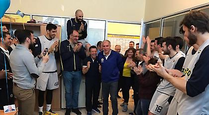 Η έκπληξη των παικτών της Φενέρ στον Ομπράντοβιτς για τα γενέθλιά του (video/pics)