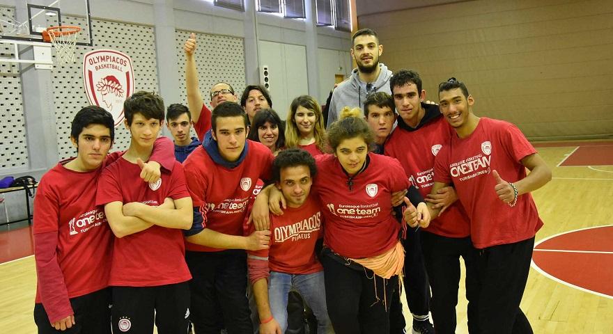 Μοίρασε πάσες και αυτόγραφα ο Παπαπέτρου (pics)