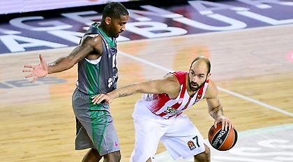 Ο Ολυμπιακός αγκαλιάζει την τριάδα