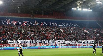 Το αιχμηρό πανό των οπαδών του Ολυμπιακού κατά της UEFA (pic)