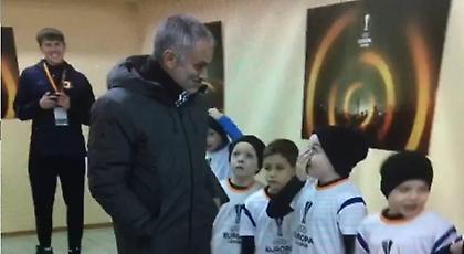 Θεός Μουρίνιο: Πώς αντέδρασε με πιτσιρικά που… τα ‘χασε όταν τον είδε! (video)