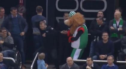 Χορευτική μονομαχία μασκότ-σεκιουριτά στο Κάουνας (video)