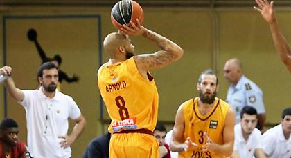 Η τρίποντη «βόμβα» του Άρνολντ από τα εννιά μέτρα που ξέρανε τον ΠΑΟΚ! (video)