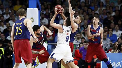 ΑΠΙΣΤΕΥΤΟ: Διακόπηκε το «κλάσικο» για να τιμηθεί ο Ρέγες (video)