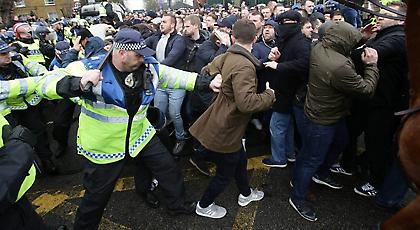 Οπαδός της Μίλγουολ πήρε τις χειροπέδες αστυνομικού και τον έδεσε! (pic)