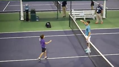 Με απίστευτο θράσος πιτσιρικάς «γλεντάει» τον Τζόκοβιτς (video)