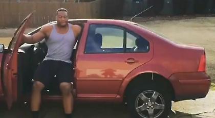«Κτήνος» κάνει επαναλήψεις σηκώνοντας αυτοκίνητο! (video)