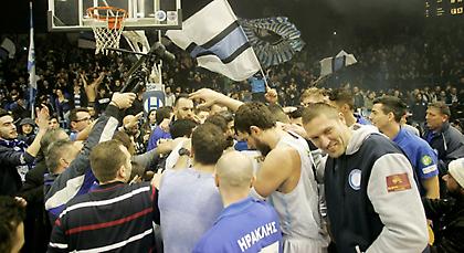 Το… πανκ φιλί στο παρκέ του «Ιβανώφειου» που έγινε viral! (pic)