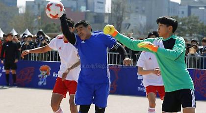 Ο Μαραντόνα έκανε ξανά το «χέρι του Θεού»! (video)