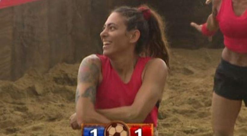 Survivor: Έβαλε γκολ και έβγαλε την μπλούζα της... ποδοσφαιρικά η Βαλαβάνη! (video)