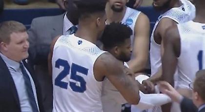 Στα χέρια συμπαίκτες σε αγώνα του NCAA (video)