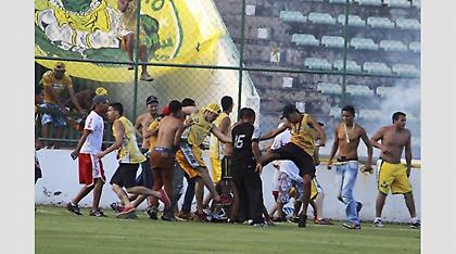 Απίστευτο ξύλο ανάμεσα σε παίκτες και οπαδούς στη Βραζιλία (video)