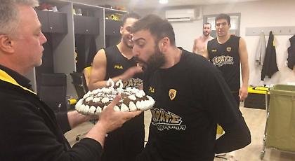 Τούρτα-έκπληξη στον Βασιλειάδη (video/pics)