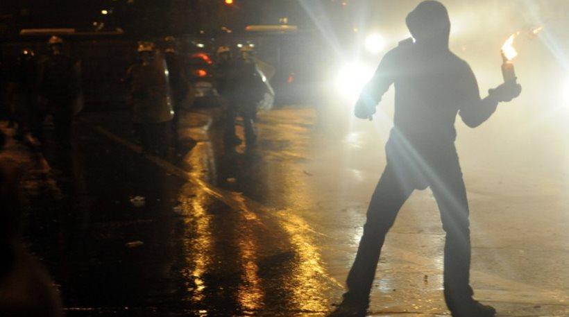 Επίθεση νεαρών σε διμοιρία των ΜΑΤ στην Πατησίων