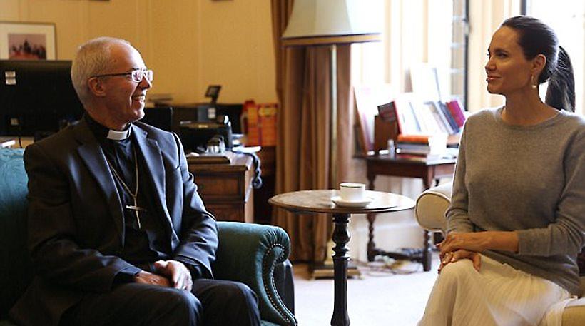 Χαμός στο Twitter: Η Τζολί συναντήθηκε με Αρχιεπίσκοπο αλλά δεν φορούσε σουτιέν