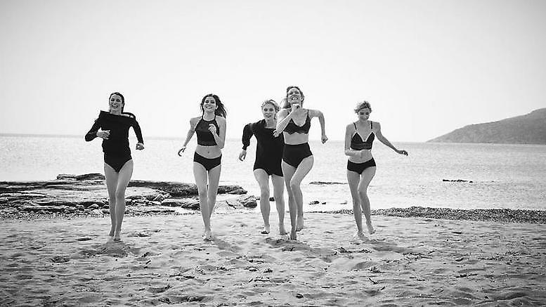 Η Βίκυ Καγιά σε αισθησιακή ασπρόμαυρη φωτογράφηση στην παραλία (pics-vids)