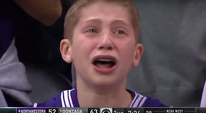 Πιτσιρικάς έκλαιγε γοερά μετά την ήττα της ομάδας του στο NCAA (video)