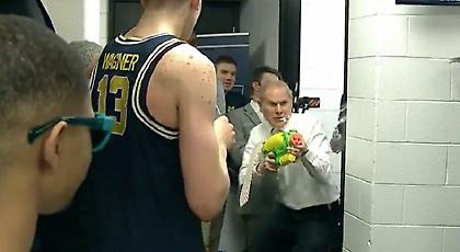 ΕΠΟΣ: Προπονητής με νεροπίστολο μετά από θρίαμβο στο NCAA (video)