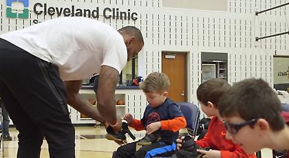 Παπούτσι με την υπογραφή Λεμπρόν για παιδιά με κινητικά προβλήματα (video)