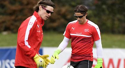 Οι τερματοφύλακες της Ελβετίας προπονούνται με… μαύρα γυαλιά!