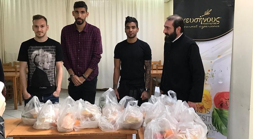 Παρόντες σε συσσίτιο στη Νέα Φιλαδέλφεια παίκτες της ΑΕΚ (pic)