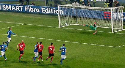 Με φωτοβολίδες απάντησαν στο πέναλτι του Ντε Ρόσι οι Αλβανοί (video)