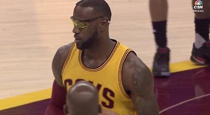 Ο ΛεΜπρόν πέταξε τα γυαλιά του (video)