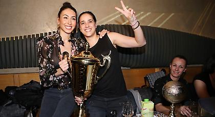 Το… έκαψαν παρέα με την Κούπα τα κορίτσια του Ολυμπιακού (pics)