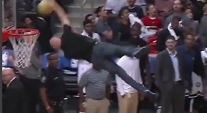 «Τρελό» κάρφωμα από φίλαθλο (video)