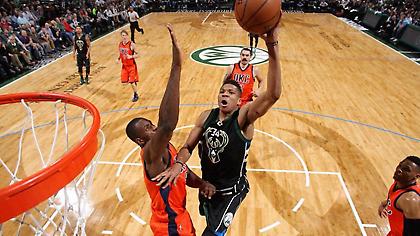 Ο Γιάννης σαρώνει, οι Μπακς βλέπουν play offs (video)