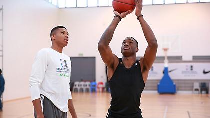 Στο πλευρό των αθλητών με αμαξίδιο οι Αντετοκούνμπο