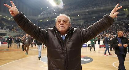 Εκστασιασμένος ο Θανάσης Γιαννακόπουλος, έστελνε φιλιά στον κόσμο! (pics)