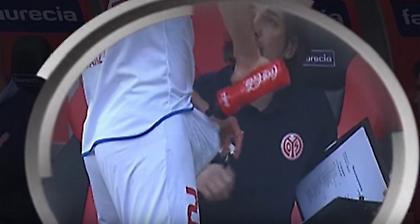 Παίκτης της Μάιντς «πότισε» το μόριό του πριν μπει σαν αλλαγή (video)