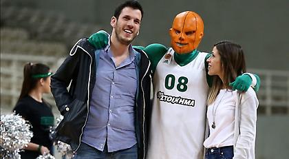 Πρόταση γάμου στο ΟΑΚΑ (pic)