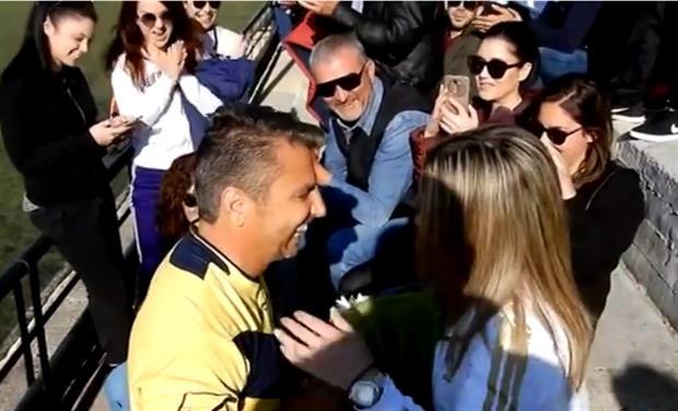 Καυτό φιλί μετά από πρόταση γάμου σε γήπεδο της Κρήτης